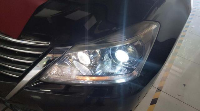 Faros LED en el efecto de la carretera