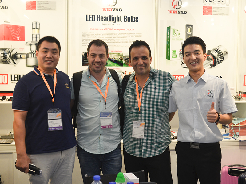 Exposición para el fabricante de faros LED automáticos