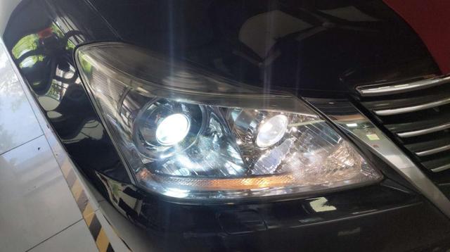 Efecto de iluminación de la bombilla del faro LED